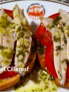 Una foto de Tostas de boquerones y tomate