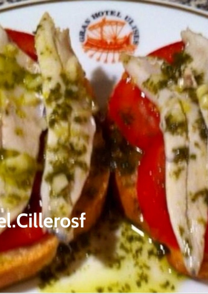 Una foto de Tostas de boquerones y tomate