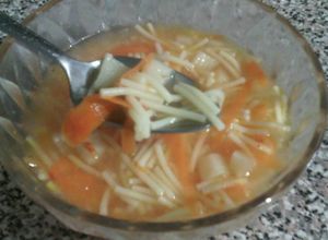 Una foto de Fideos con zanahoria rallada y papas