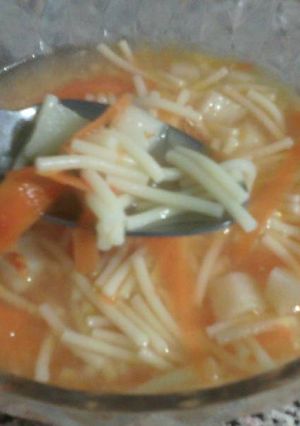 Una foto de Fideos con zanahoria rallada y papas