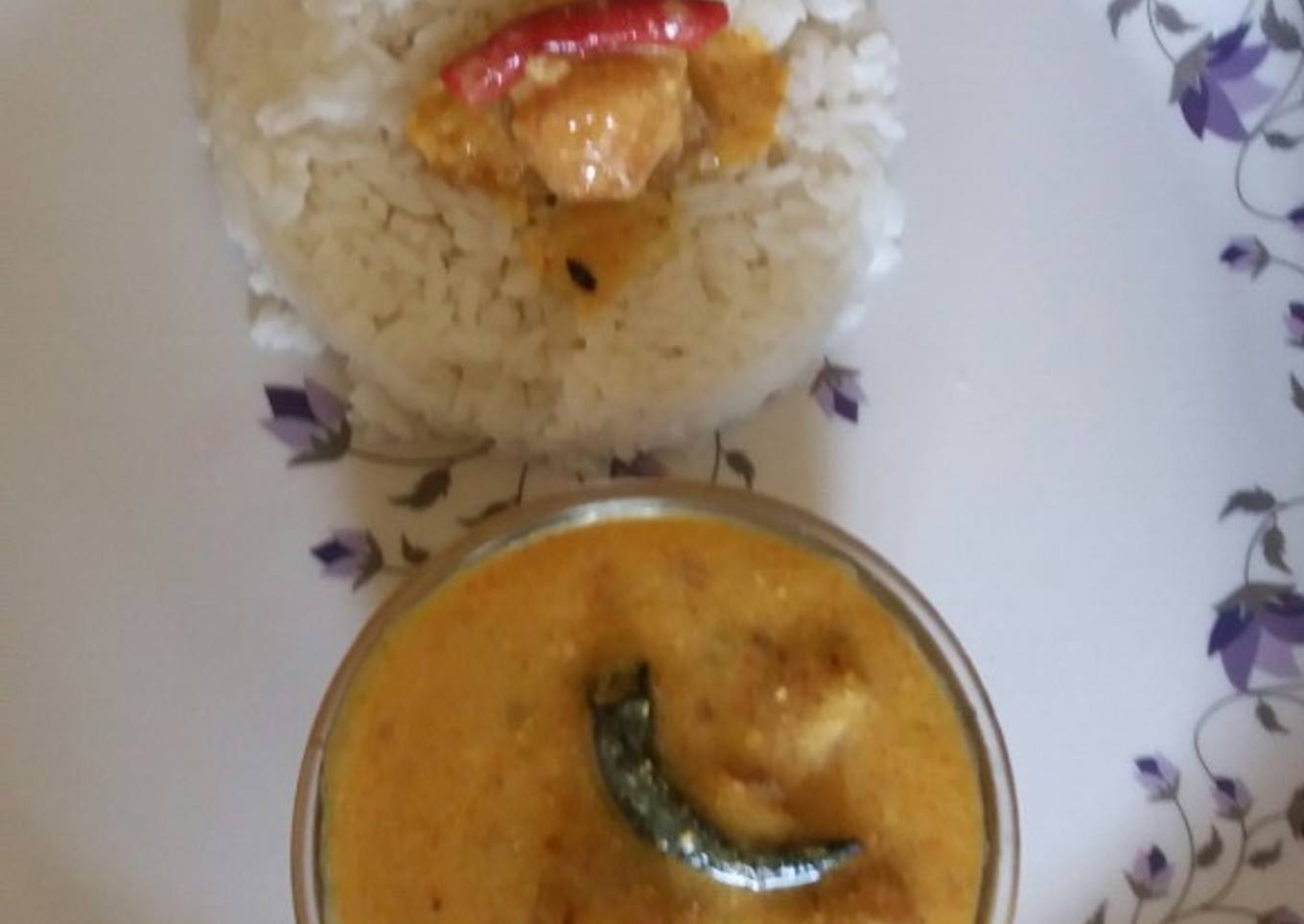 Raw mango pulp kadhi with pakoda