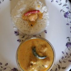 A picture of Raw mango pulp kadhi with pakoda.