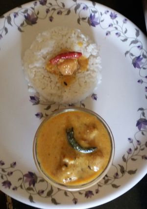 A picture of Raw mango pulp kadhi with pakoda.