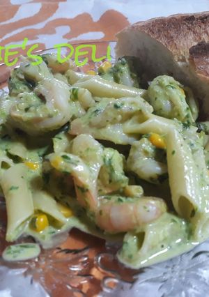 Una foto de Macarrones en salsa verdes con camarón