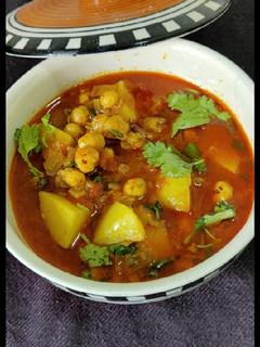 आलू मखाना करी(aloo makhana curry recipe in hindi) रेसिपी मुख्य फोटो