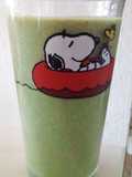Licuado de plátano, guayaba, espinaca, avena y leche