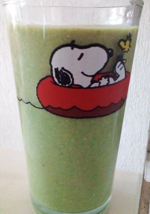 Una foto de Licuado de plátano, guayaba, espinaca, avena y leche