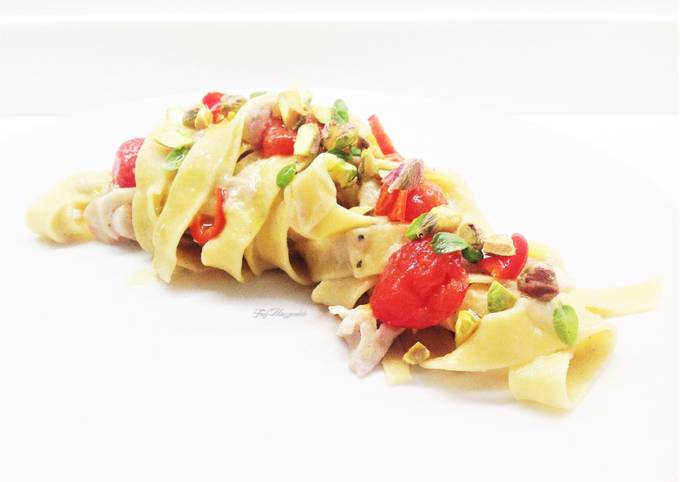 Pappardelle con triglia, crema di melanzane e datterini