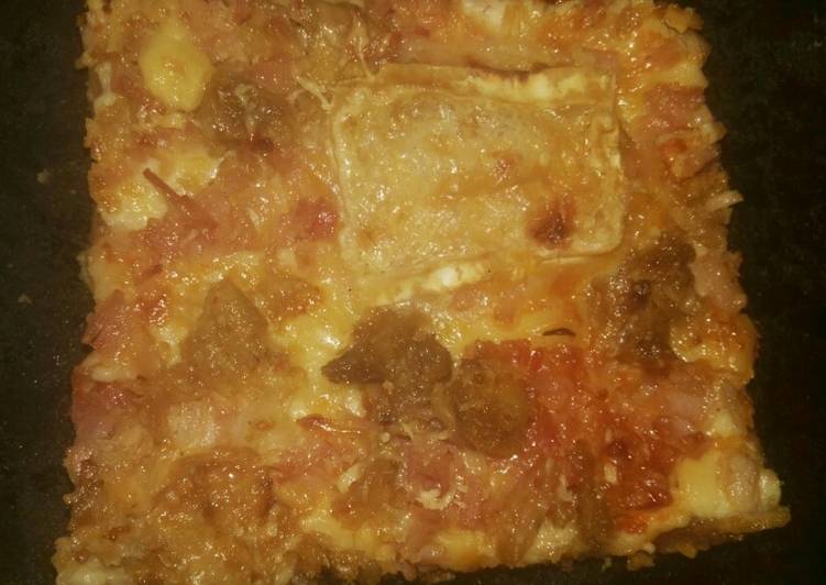Pizza de atún, jamón york, queso rulo de cabra, bacon y cebolla