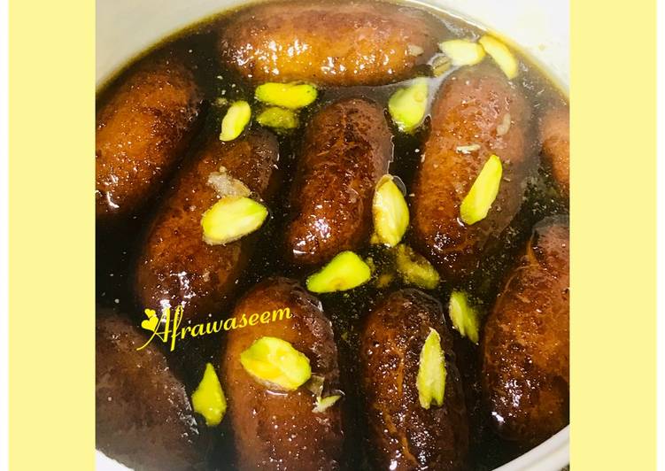 Homemade khoya gulab jamuns