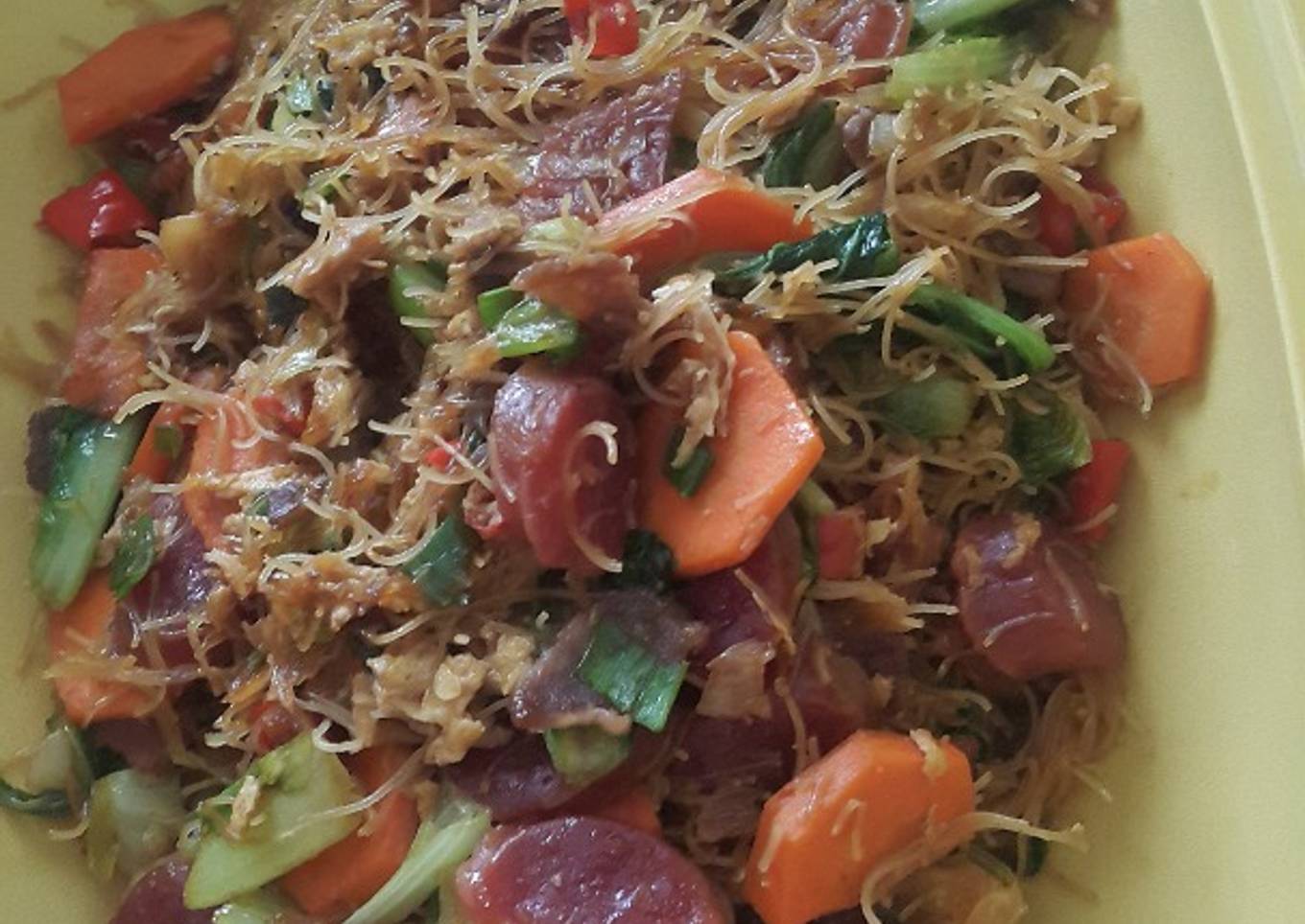 Bihun goreng dengan sosis babi atau sapi n baso