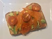 Una foto de tostada con salmon