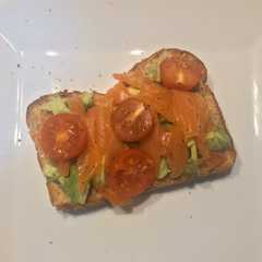 Foto principal de Tostada de aguacate, salmón y tomatitos cherry 🥑🍅