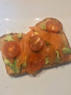 Una foto de Tostada de aguacate, salmón y tomatitos cherry 🥑🍅