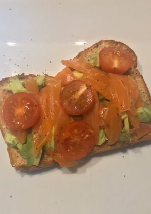Una foto de Tostada de aguacate, salmón y tomatitos cherry 🥑🍅