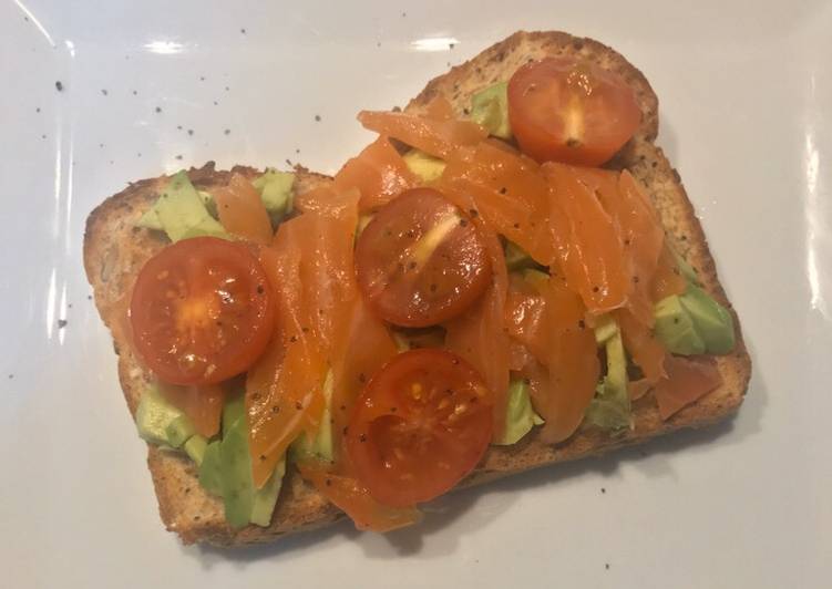Tostada de aguacate, salm贸n y tomatitos cherry 馃馃崊