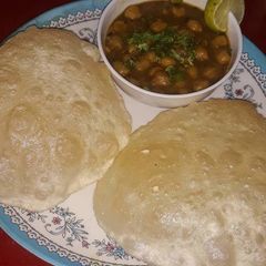 A picture of Chole Bhature                         .