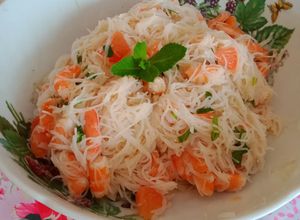 Une photo de 🌷 Salade de vermicelles de riz, crevettes et pamplemousse 🌷