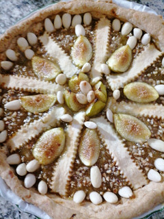 Foto di Crostata di fichi, mandorle e granella di nocciole