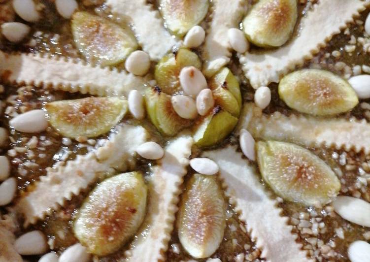 Crostata di fichi, mandorle e granella di nocciole