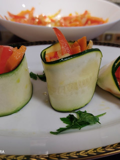 Una foto de Rollitos de calabacín con verduras