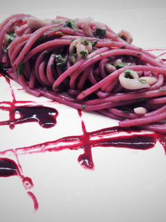 Foto di Spaghetti quadri con calamari e salsa di mirtilli