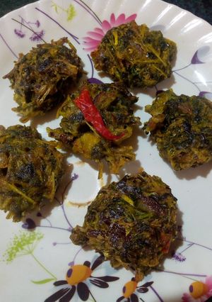 মুচমউচে ধনেপাতার বড়া (muchmuche dhone patar bora recipe in Bengali) রেসিপির প্রধান ছবি