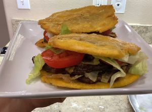 Una foto de Jibarito, sándwich de plátano verde y bistec