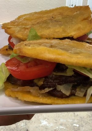 Una foto de Jibarito, sándwich de plátano verde y bistec