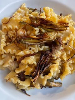 Una foto de Carbonara de langostinos y alcachofas 🦐🧀