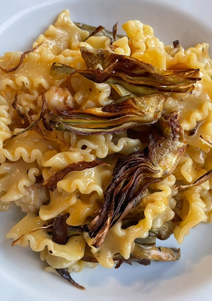 Una foto de Carbonara de langostinos y alcachofas 🦐🧀