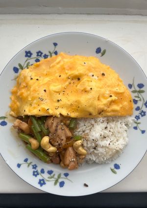 A picture of Cashew chicken with egg.