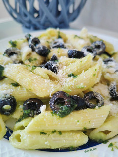 Una foto de Pasta con crema de aguacate y aceite de albahaca