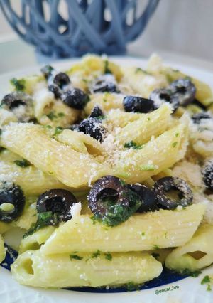 Una foto de Pasta con crema de aguacate y aceite de albahaca
