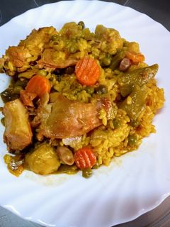 Una foto de Arroz con conejo y verduras
