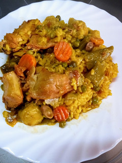 Una foto de Arroz con conejo y verduras