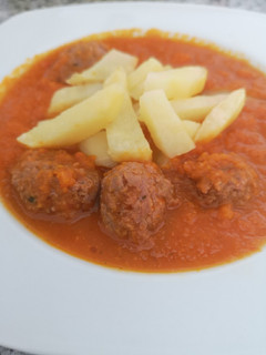 Una foto de Albóndigas en salsa de zanahorias y naranja con patatas fritas