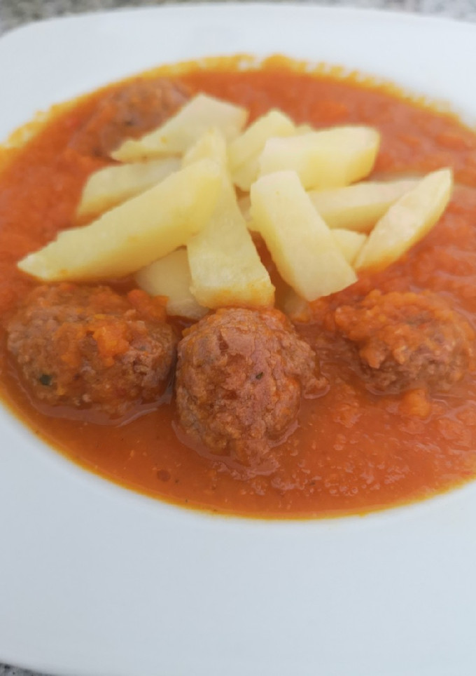 Una foto de Albóndigas en salsa de zanahorias y naranja con patatas fritas