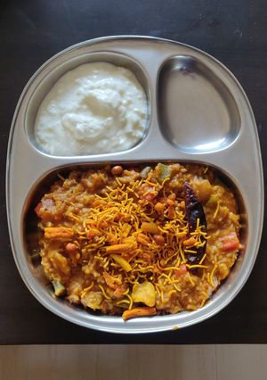 બીસીબેલે ભાત (Bisi Bele Bath Recipe in Gujarati) રેસીપી મુખ્ય ફોટો