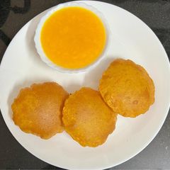 A picture of Aamras Poori.