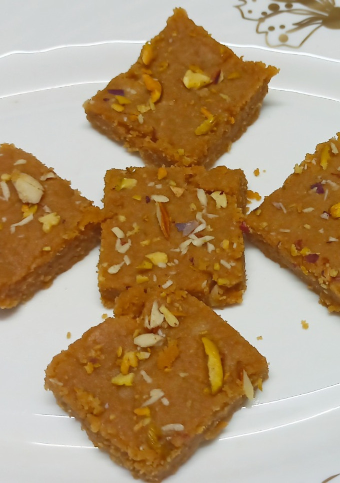 સુખડી(sukhdi recipe in gujarati) રેસીપી મુખ્ય ફોટો