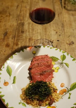 Foto de Bife Chorizo com Farofa e Chips de Couve