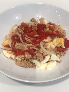 Una foto de Ensalada de pimientos asados, cebolla, huevo cocido y atún