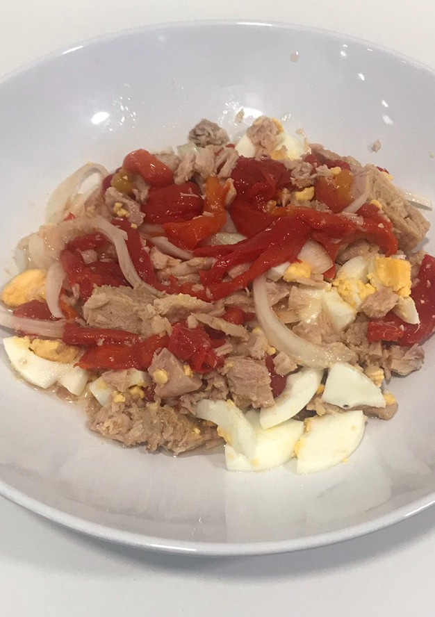 Una foto de Ensalada de pimientos asados, cebolla, huevo cocido y atún