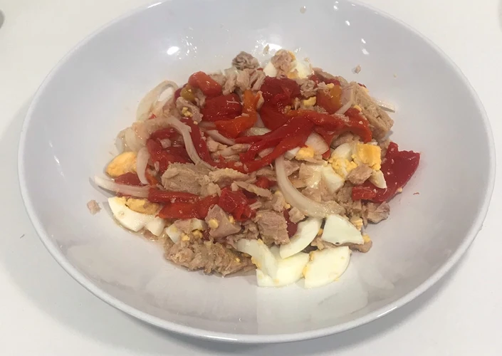 Manera fácil Preparar  Ensalada de pimientos asados, cebolla, huevo cocido y atún