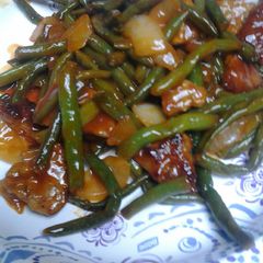 A picture of Green Beans and Sausage in a Sauce.