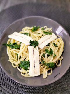 Una foto de Tallarines ahumados con espinacas y queso trufado