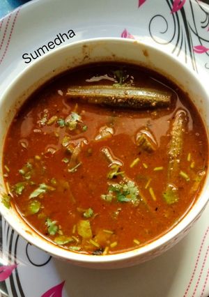 शेवग्याच्या शेंगांची चमचमीत आमटी (Shevgyachya shengachi amti recipe in marathi) रेसिपी चे मुख्य फोटो