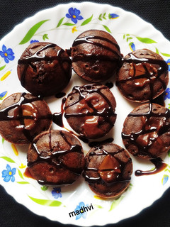 चोको बॉम्ब्स (Choco Bombs Recipe in Hindi) रेसिपी मुख्य फोटो