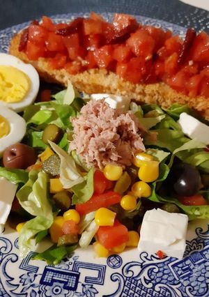 Une photo de Bruschetta, salade variée au thon,fromage et oeufs durs ❤